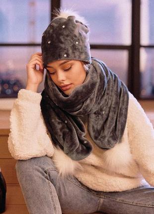 Тёплые и мягкие на ощупь шапка и шарф идеально будут сочетаться с твоим образом. на шапке есть больш1 фото