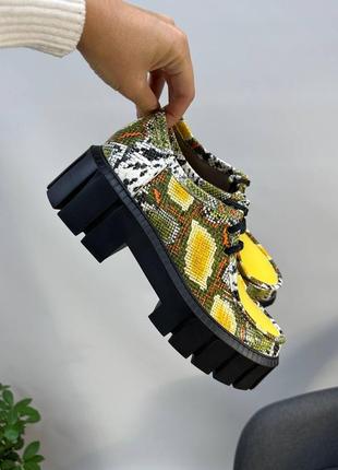 Шкіряні черевики пітон на масивній підошві демисезонні зимові лофери шнурівка3 фото