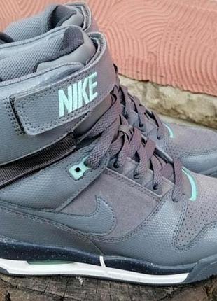 Ботинки nike.