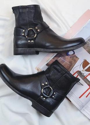 Шкіряні чобітки бренду frye