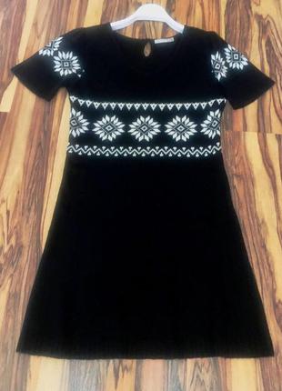 Скандинавський стиль - трикотажна чорна сукня з білим орнаментом
