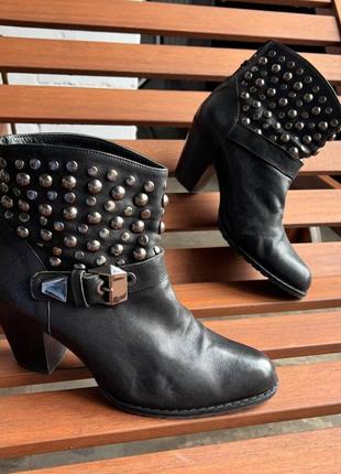 Черевики stuart weitzman.