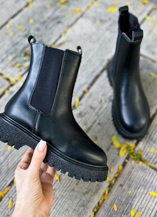 Женские зимние ботинки челси эластичные вставки по бокам чёрного цвета натуральная кожа