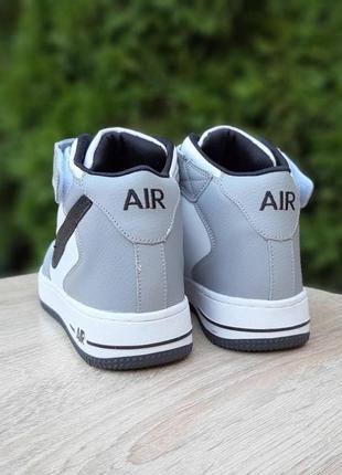 Теплые зимние кожаные кроссовки на меху nike air force белые с серым высокие женские зимние кроссовки найк5 фото