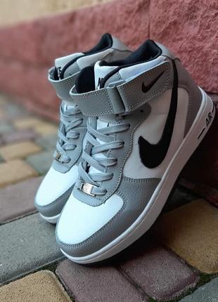 Теплые зимние кожаные кроссовки на меху nike air force белые с серым высокие женские зимние кроссовки найк4 фото