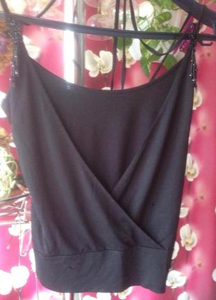 Актуальний топ з гарним декором