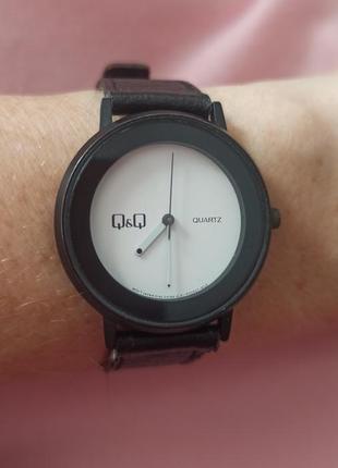 Женские наручные кварцевые часы q&q в идеальном состоянии.