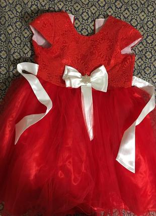 Шикарное нарядное праздничное платье красного цвета польша 5-7 лет