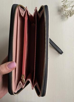 Женский кошелек-портмоне эко кожа черный с бежевым цветочный принт на молнии2 фото