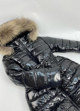 Зимове пальто з хутром єнота на флісі під поясок чорний лак монклер2 фото