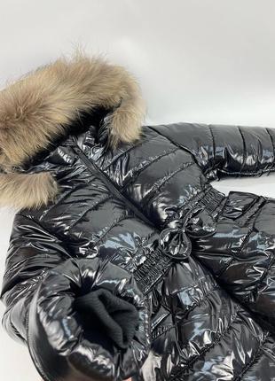Зимове пальто з хутром єнота на флісі під поясок чорний лак монклер4 фото