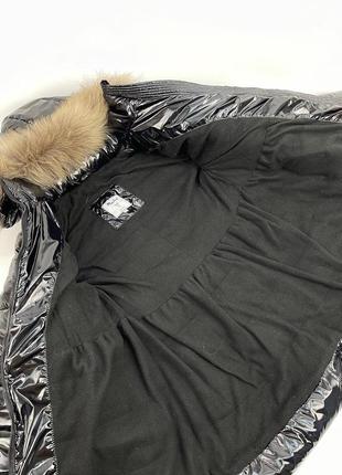 Зимове пальто з хутром єнота на флісі під поясок чорний лак монклер3 фото
