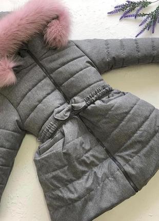Зимове пальто з хутром єнота на флісі під поясок чорний лак монклер9 фото