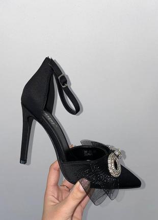 Туфли с брошкой на шпильке чёрные женские нарядные