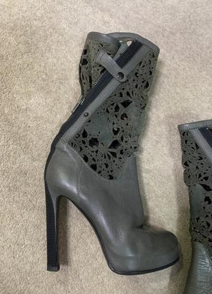Очень стильные дизайнерские сапожки ручной работы от haider ackermann 🖤