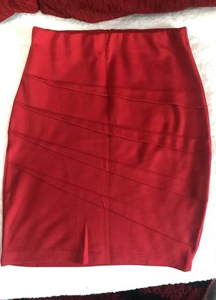 Красная мини-юбка