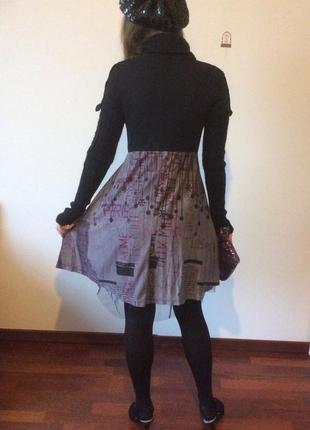 Стильное трикотажное платье с вязаными рукавами и горловиной4 фото