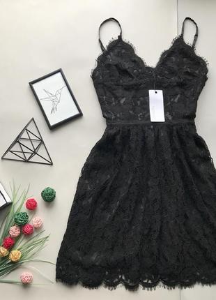 Роскошьное коктельное чёрное кружевное платья колокольчик на тонких бретельках