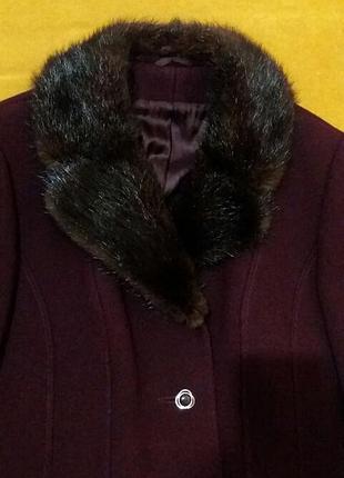 Шикарное пальто с натуральным мехом.