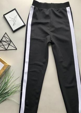 Крутые чёрные спортивные штаны с лампасами с высокой посадской1 фото