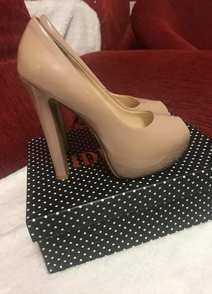 Бежевые лаковые туфли
