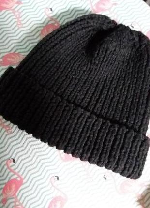 Чорна в'язана підліткова шапочка