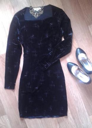 Нарядное велюровое маленькое черное короткое платье типа футляр