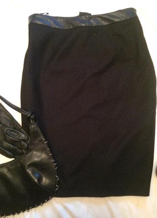 Класична спідниця міді