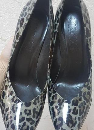Лакированные туфельки с тигровым принтом1 фото