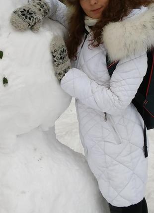 Белая стеганая куртка пальто пуховик на синтепоне с шикарным мехом на капюшоне2 фото