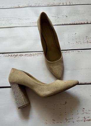 Туфлі, туфли, бежеві туфлі, каміння, камені, блискучі туфлі