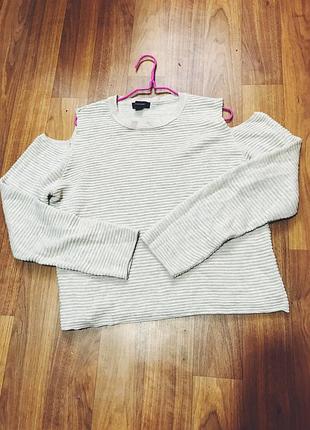 Свитер с открытыми плечами