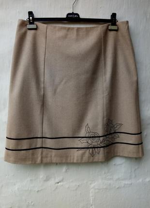 Красивая бежевая теплая шерстяная юбка с вышетым цветком,большой размер.