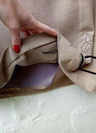 Красивая бежевая теплая шерстяная юбка с вышетым цветком,большой размер.2 фото