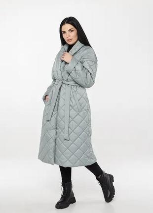 Стильне стьобана пальто