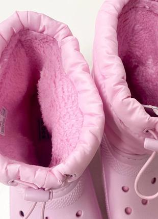 Женские сапоги крокс розовые crocs classic lined neo puff boot ballerina pink5 фото