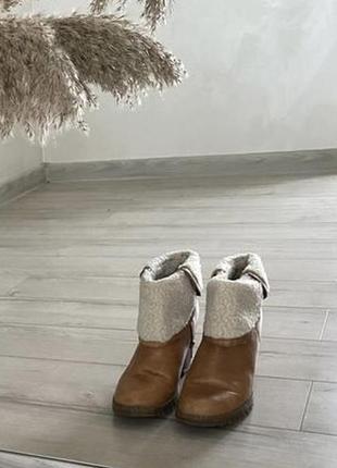 Теплі чоботи на танкетці з хутром