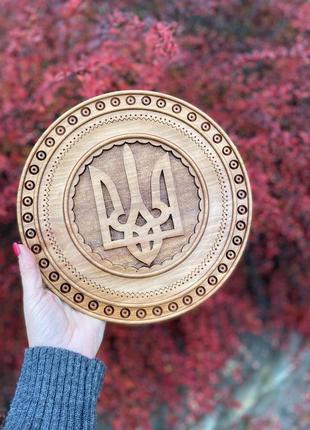 Настінна тарілка з різьбою, тризуб, герб україни
