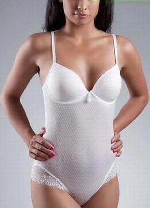 Красивий білий боді triumph elegant angel curves з чашками на кісточці