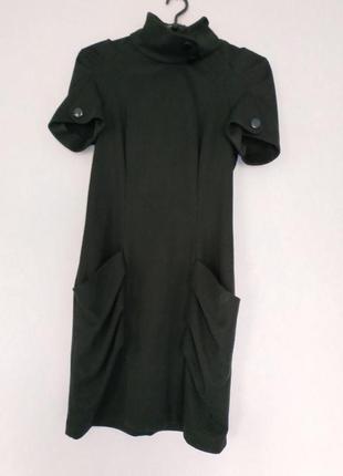 Чорне плаття футляр з кишеньками-драпіруванням