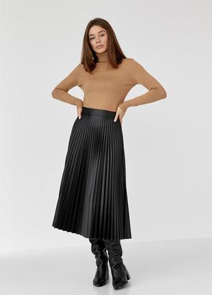 Плиссированная юбка миди из эко-кожи черного цвета. модель 249. размеры 42-483 фото