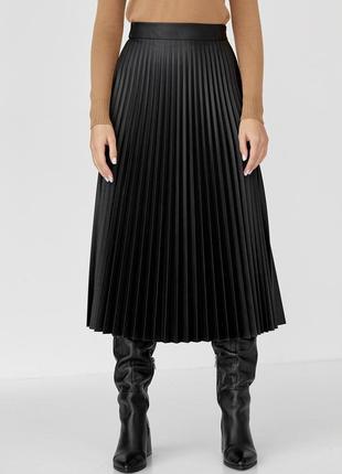 Плиссированная юбка миди из эко-кожи черного цвета. модель 249. размеры 42-48
