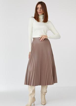 Плиссированная юбка миди из эко-кожи цвета капучино. модель 249. размеры 42-483 фото
