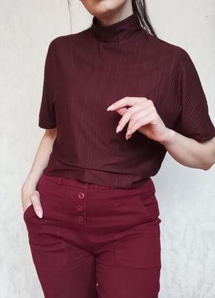 Стильная блуза укороченная с открытой спиной бордовая в рубчик воротник стойка короткий рукав3 фото