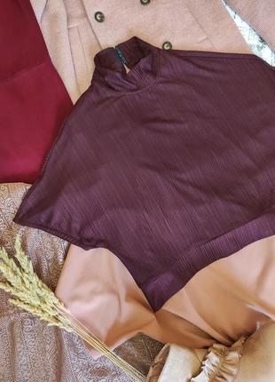 Стильная блуза укороченная с открытой спиной бордовая в рубчик воротник стойка короткий рукав2 фото