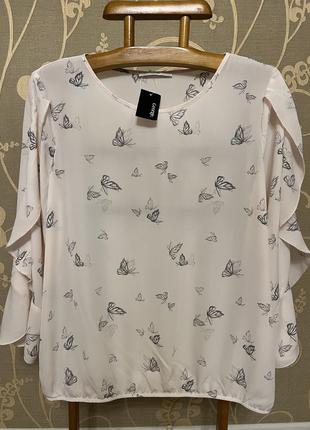 Очень красивая и стильная брендовая блузка в бабочках.
