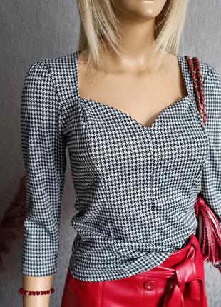 Кофтинка з красивим декольте