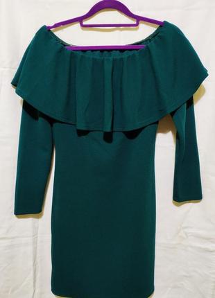 Платье изумрудный цвет с баской на плечах