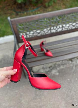 Туфли из натуральной кожи красные с ремешком на каблуке4 фото