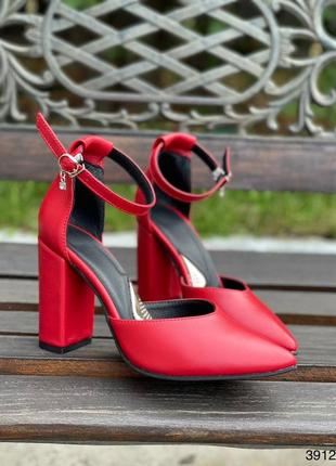 Туфли из натуральной кожи красные с ремешком на каблуке2 фото